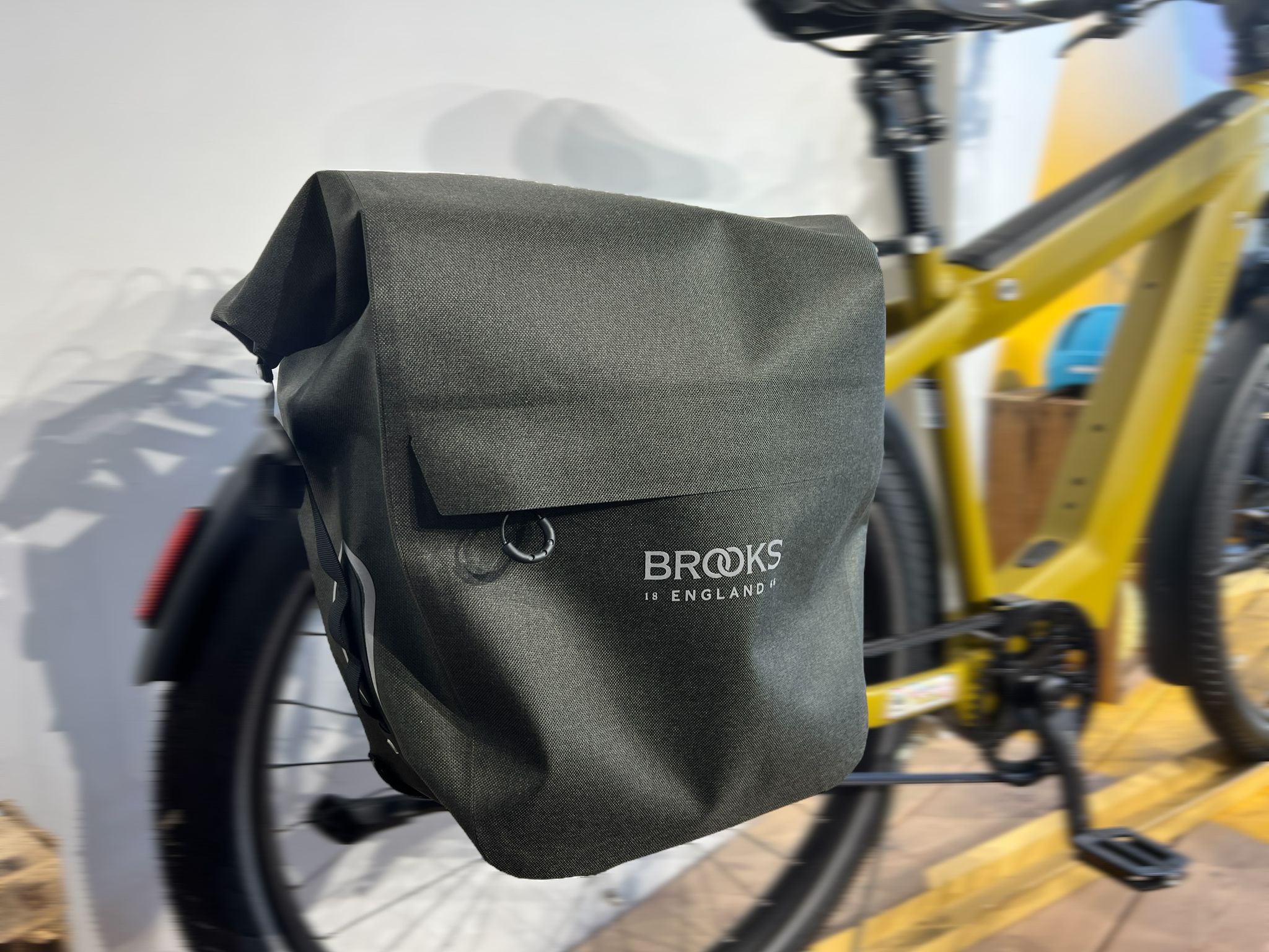 BROOKS Scape Bag - Large (18-22L) - Khaki – Fratello.bike